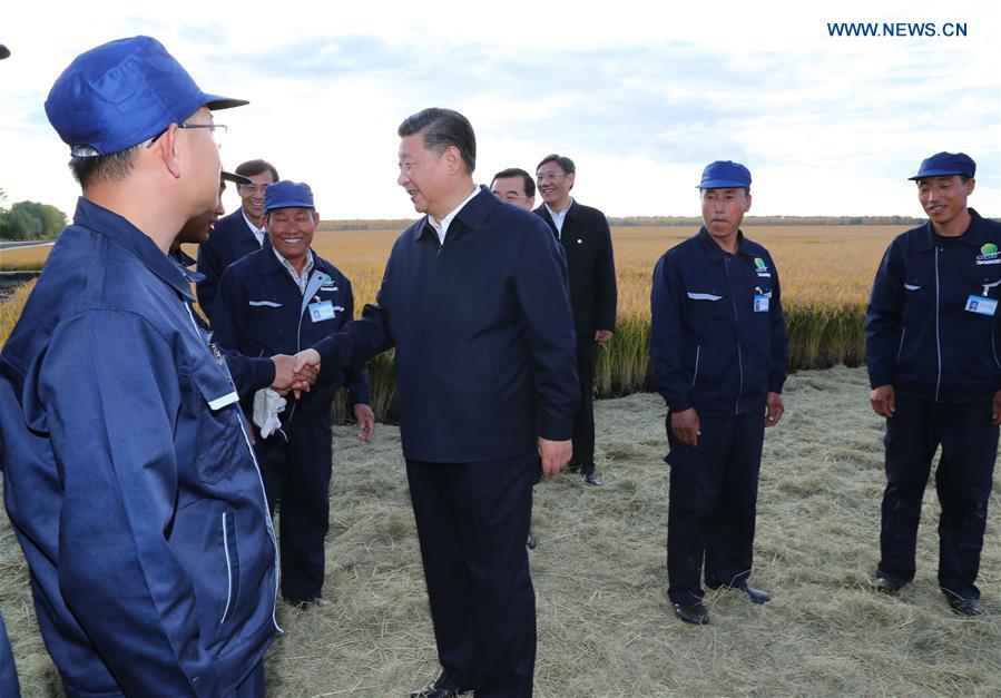 Chinese President Xi Jinping, also general secretary of the Communist Party of China (CPC) Central Committee and chairman of the Central Military Commission, talks with workers at Qixing farm, northeast China\'s Heilongjiang Province, Sept. 25, 2018. Xi has stressed the revitalization of China\'s northeast region with fresh efforts during a research trip from Sept. 25 to 28 to the provinces of Heilongjiang, Jilin and Liaoning, and presided over a symposium on advancing revitalization of northeast China on Friday. (Xinhua/Xie Huanchi)
