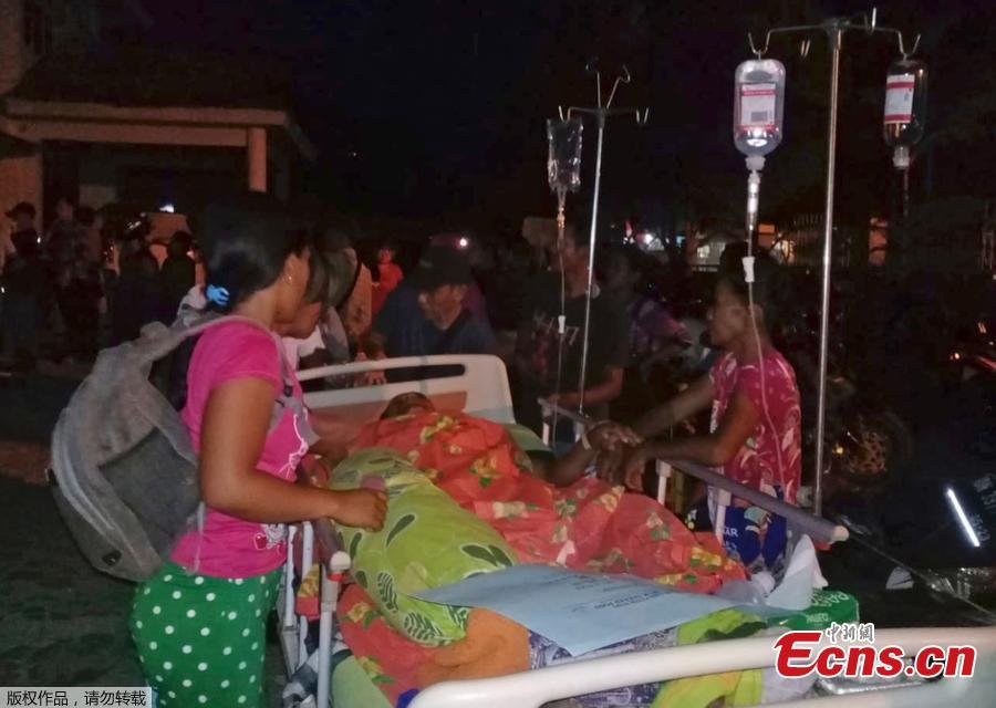 Patients are evacuated from a hospital following a strong earthquake in Poso, central Sulawesi, Indonesia, Sept. 28, 2018. A tsunami caused deaths when it hit a small city on the Indonesian island of Sulawesi on Friday after a major quake, collapsing buildings and cutting off power, officials said, although the exact number of casualties was not clear.(Photo/Agencies)