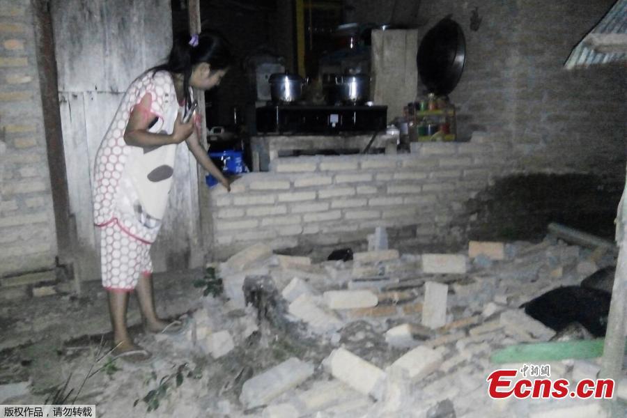 A tsunami caused deaths when it hit a small city on the Indonesian island of Sulawesi on Friday after a major quake, collapsing buildings and cutting off power, officials said, although the exact number of casualties was not clear.(Photo/Agencies)