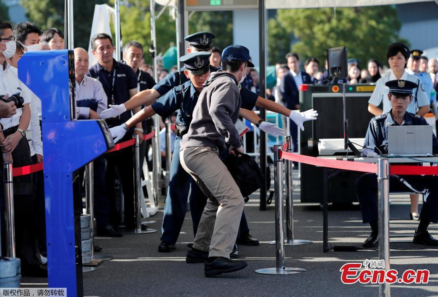 A police officer role playing a suspect (front) and security guards attend Tokyo 2020 and Tokyo Metropolitan Police Department Security Tests and Joint Drills ahead of the 2020 Olympics in Tokyo, Japan, September 28, 2018.(Photo/Agencies)