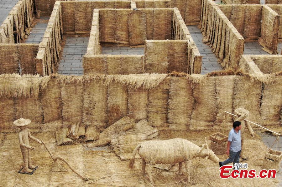 A straw labyrinth at Chunqiu Yancheng, the remains of an ancient city from the Spring and Autumn period (770?476 bc) in Changzhou City, East China’s Jiangsu Province, Sept. 28, 2018. Performers in traditional costumes showed ancient agricultural practices and entertained visitors in the maze built with straw bales. (Photo: China News Service/Yang Bo)