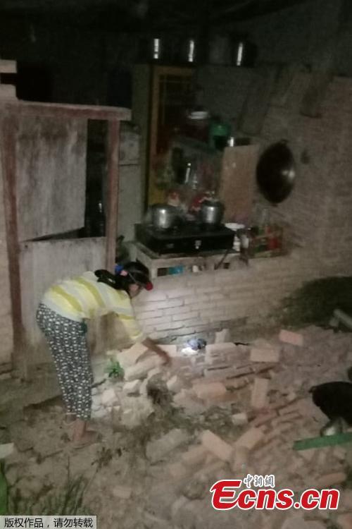 A tsunami caused deaths when it hit a small city on the Indonesian island of Sulawesi on Friday after a major quake, collapsing buildings and cutting off power, officials said, although the exact number of casualties was not clear.(Photo/Agencies)