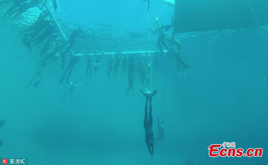 This is the incredible moment a woman breaks a world record by swimming more than 107 meters in a free dive. Alessia Zecchini, from Rome, Italy, held her breath for more than three and a half minutes as she swam almost the length of a football field. (Photo/IC)