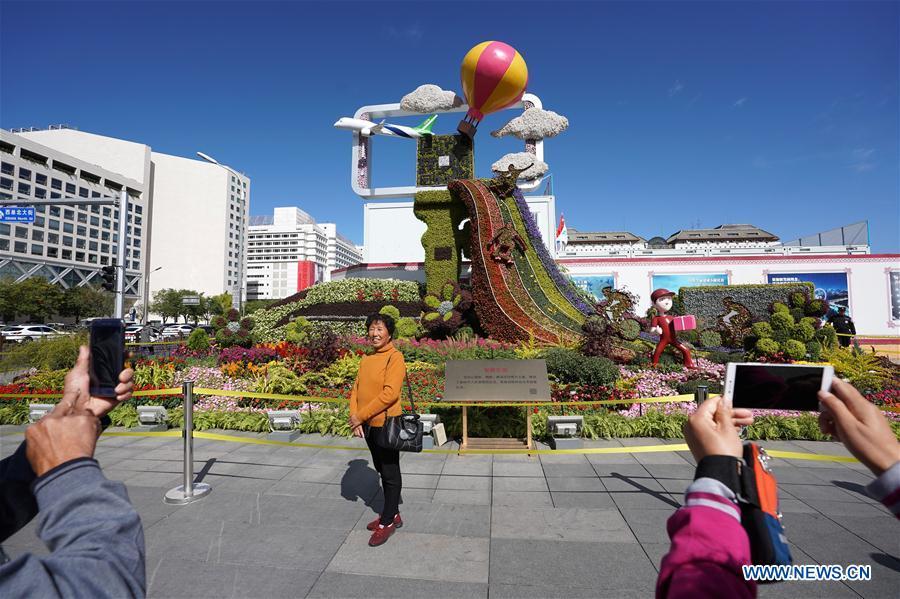 Pedestrians take photos with flower parterres in Beijing, capital of China, Sept. 29, 2018. Beijing is decorated with ornamental flower parterres for the upcoming China\'s National Day. (Xinhua/Ju Huanzong)