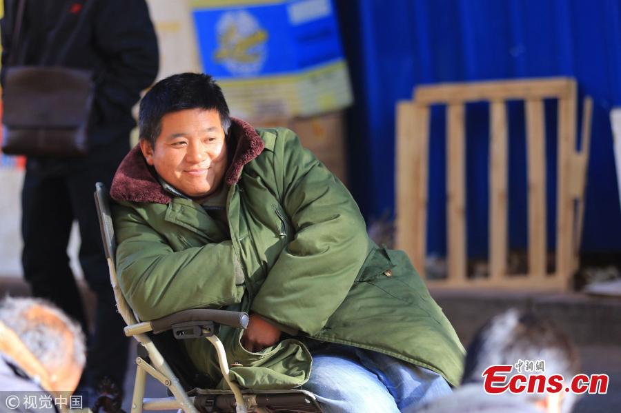 People wear warm clothes in Harbin City, Northeast China’s Heilongjiang Province, Oct. 7, 2018. Temperatures dropped to five degrees centigrade in the city on Sunday, a fall of eight degrees centigrade from a day earlier. Local weather bureaus have warned of frost in most areas in the province for Tuesday. (Photo/VCG)