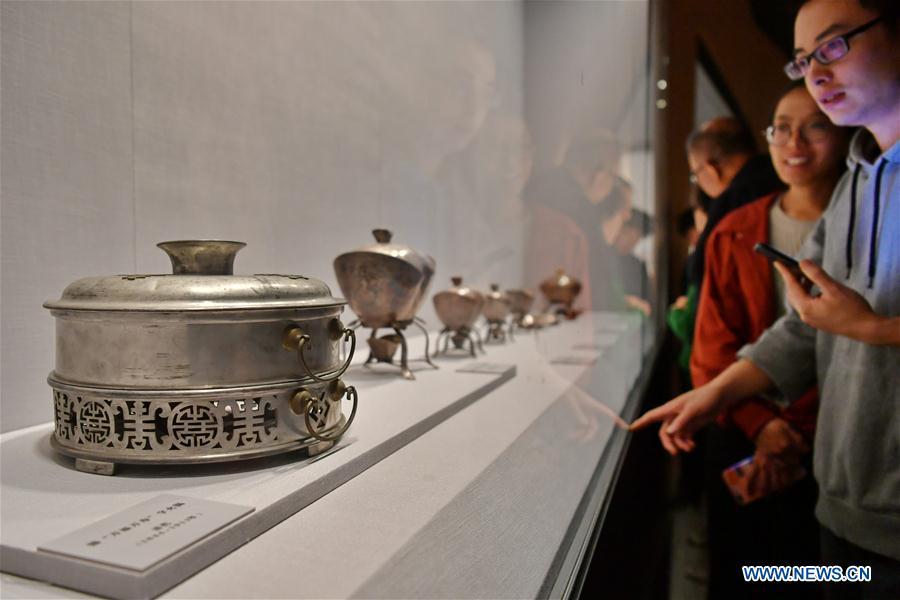 People look at cultural relics displayed at an exhibition in Taiyuan Museum, north China\'s Shanxi Province, Oct. 7, 2018. An exhibition of cultural relics from the Palace Museum attracted local residents. (Xinhua/Cao Yang)