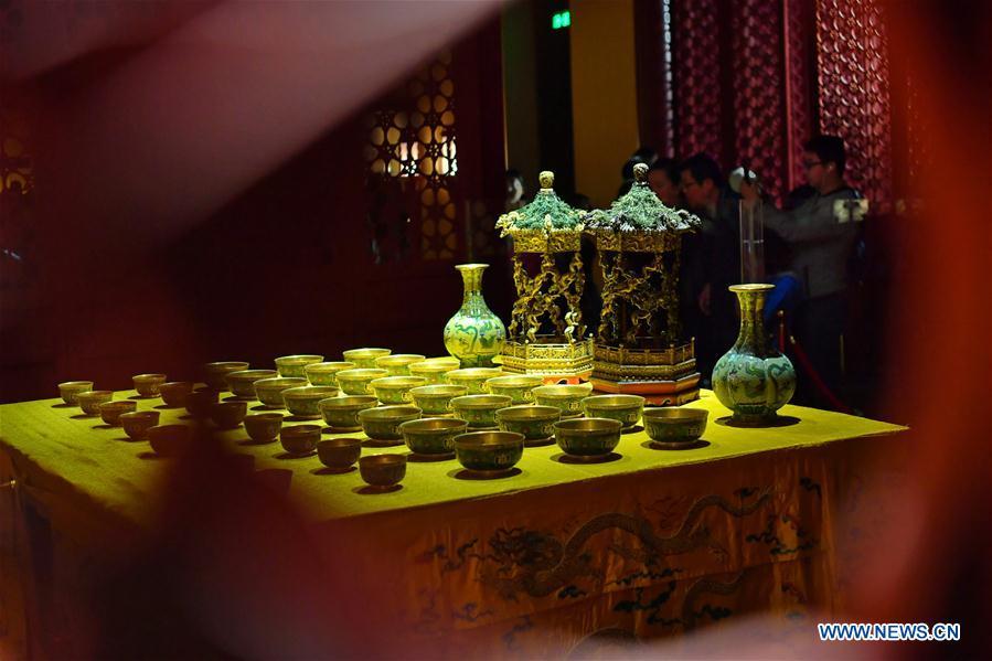 Photo taken on Oct. 7, 2018 shows cultural relics displayed at an exhibition in Taiyuan Museum, north China\'s Shanxi Province. An exhibition of cultural relics from the Palace Museum attracted local residents. (Xinhua/Cao Yang)