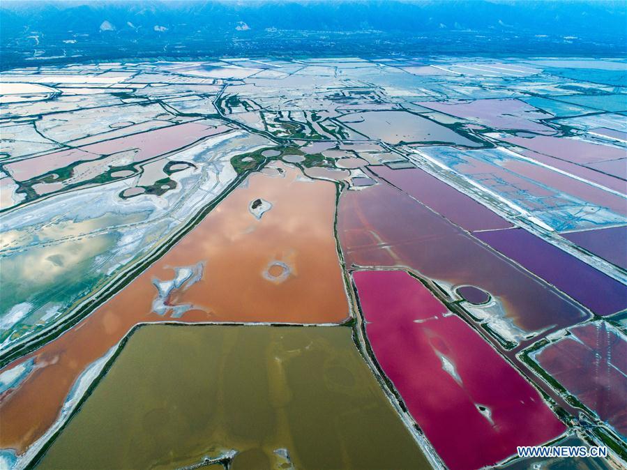 Aerial photo taken on Oct. 6, 2018 shows a view of the Yuncheng salt lake in Yuncheng, north China\'s Shanxi Province. (Xinhua/Shang Jianzhou)