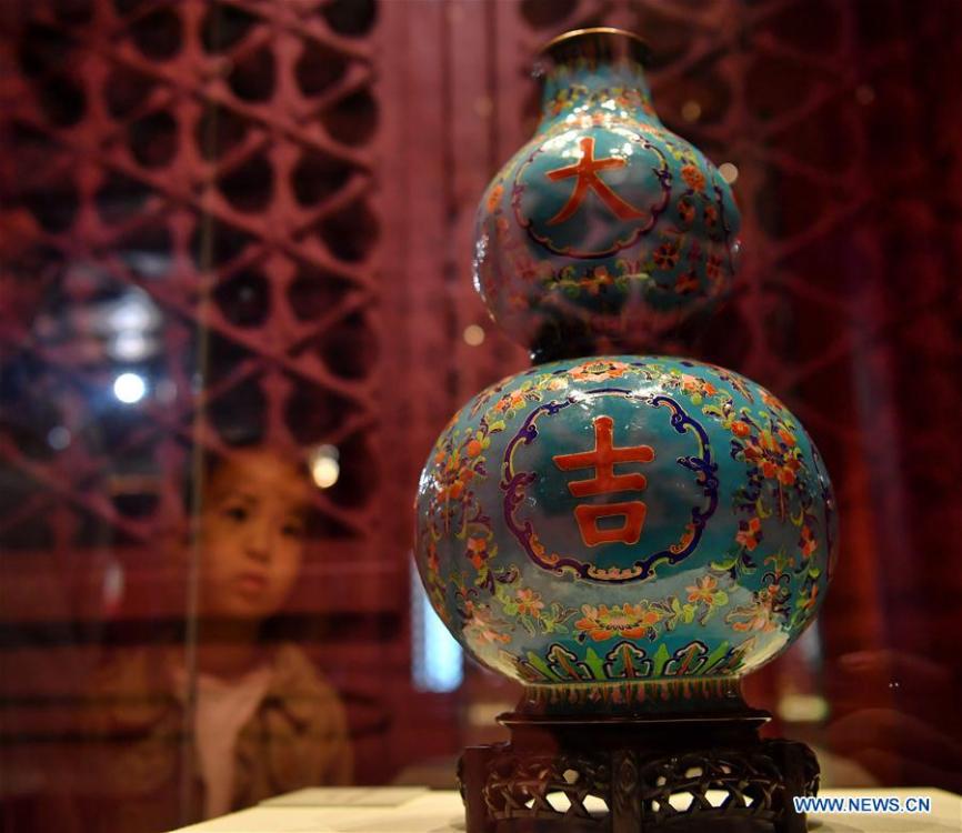 Photo taken on Oct. 7, 2018 shows cultural relics displayed at an exhibition in Taiyuan Museum, north China\'s Shanxi Province. An exhibition of cultural relics from the Palace Museum attracted local residents. (Xinhua/Cao Yang)
