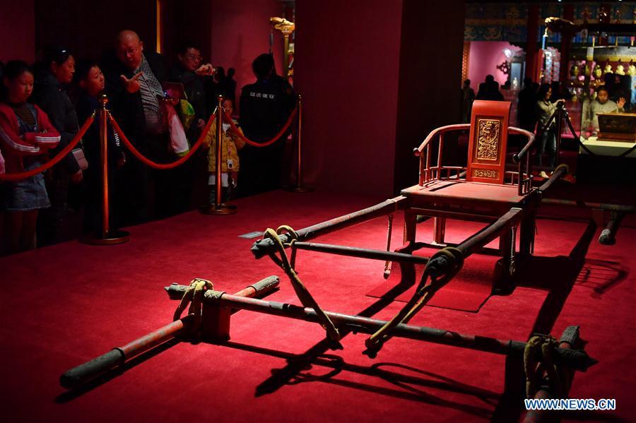 People look at cultural relics displayed at an exhibition in Taiyuan Museum, north China\'s Shanxi Province, Oct. 7, 2018. An exhibition of cultural relics from the Palace Museum attracted local residents. (Xinhua/Cao Yang)