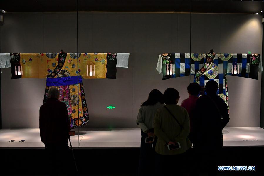 People look at cultural relics displayed at an exhibition in Taiyuan Museum, north China\'s Shanxi Province, Oct. 7, 2018. An exhibition of cultural relics from the Palace Museum attracted local residents. (Xinhua/Cao Yang)