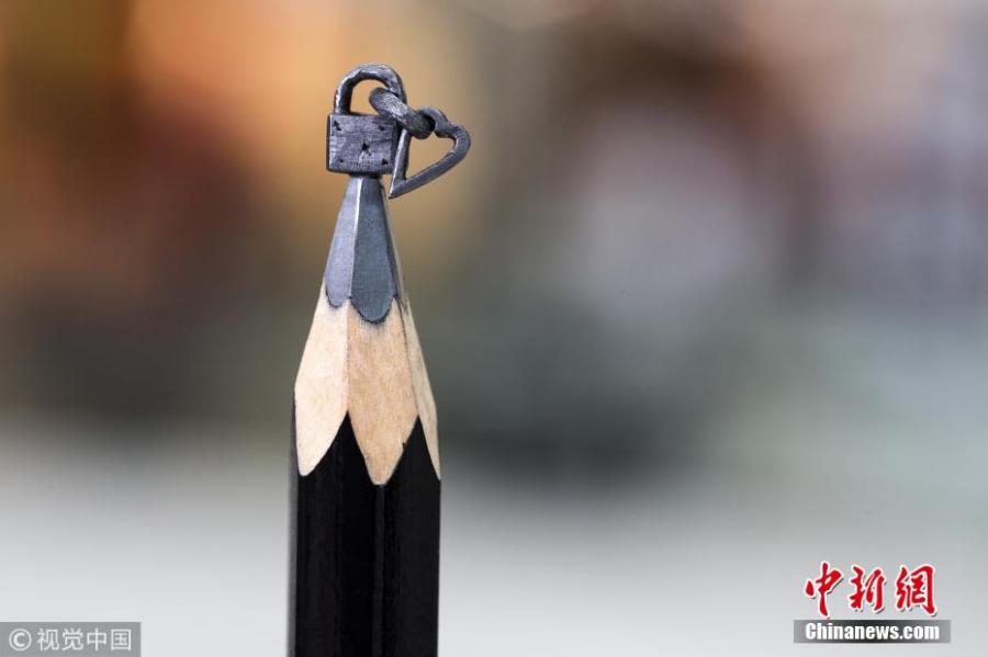 A artwork carved from the tip of pencil lead, by Turkish artist Nihat Ozcan. Ozcan is one of the rare pencil carving artists in the world. He carves figures in miniature on the tips of pencils. (Photo/CFP)