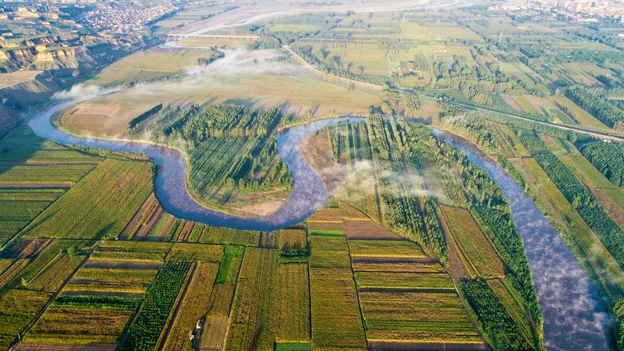 The Fenhe River in Jishan county, Shanxi Province, shrouded in mist looks like a picturesque Chinese ink painting. (Photo by Yang Dexin/for chinadaily.com.cn)