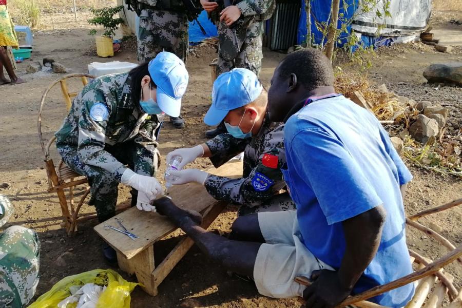 Chinese peacekeepers provide medical care to people in Juba, South Sudan. (Photo/CHINA DAILY)
Growing contribution to UN missions ensures stable development
Loud cheers fill the sweltering air in Juba, capital of South Sudan.
It is Aug. 1, Army Day, when China celebrates the founding of the People\'s Liberation Army in 1927, and soldiers of the Chinese Peacekeeping Infantry Battalion are commemorating the event.
With colleagues cheering wildly on the sidelines, competitors in a relay race involving battalion members pass the baton, heedless of the scorching sun, and the support company eventually wins the day.
For more than a decade, China has been playing a bigger role in protecting global peace. This is the fourth group of infantry soldiers drawn from the 83rd Combined Corps of the PLA.
Under the United Nations Mission in South Sudan, they are assigned to protect local civilians and UN personnel and humanitarian assistance staff members, patrol defense areas, secure the UN compound, enforce a weapon-free zone and escort humanitarian assistance to areas under their jurisdiction.
They also have safely evacuated UN personnel during emergencies. On average, 506 troops have been deployed daily, along with 73 vehicles and hundreds of weapons.
The 700-strong battalion, consisting of infantry and artillery personnel, scouts and engineers, arrived in four groups in November. It is nearing the end of its mission.
\
