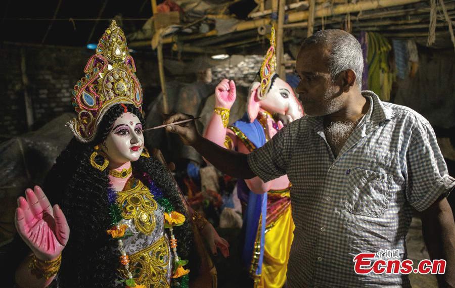 An Indian artist paints a statue during a workshop ahead of the Dashain festival in Kathmandu, Nepal, Oct. 8, 2018. Dashain is one of the most important festivals in Nepal. (Photo: China News Service/Pradhan)