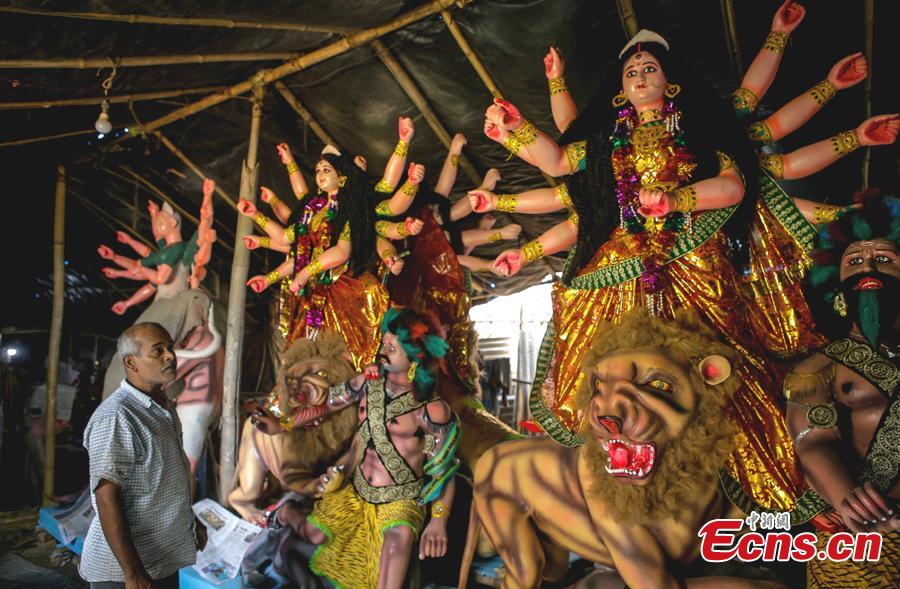 An Indian artist looks at statues during a workshop ahead of the Dashain festival in Kathmandu, Nepal, Oct. 8, 2018. Dashain is one of the most important festivals in Nepal. (Photo: China News Service/Pradhan)