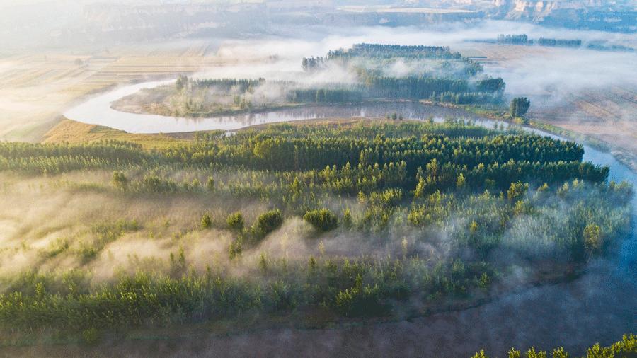 The Fenhe River in Jishan county, Shanxi Province, shrouded in mist looks like a picturesque Chinese ink painting. (Photo by Yang Dexin/for chinadaily.com.cn)