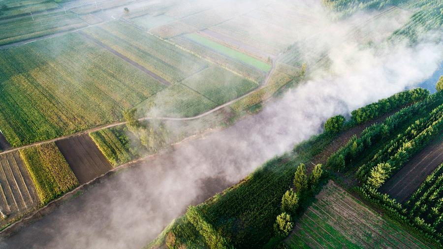 The Fenhe River in Jishan county, Shanxi Province, shrouded in mist looks like a picturesque Chinese ink painting. (Photo by Yang Dexin/for chinadaily.com.cn)