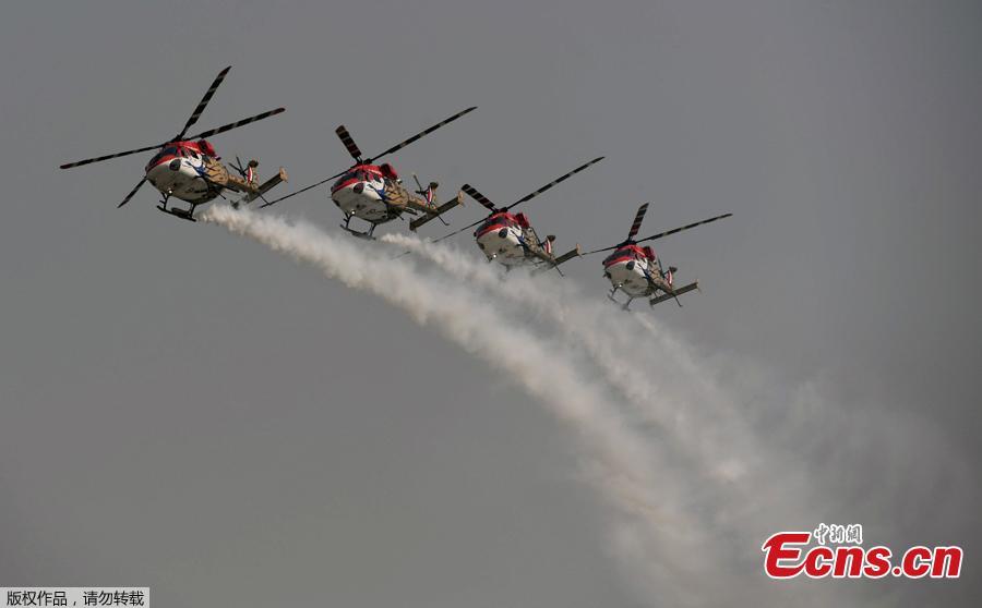 Advanced Light Helicopters (ALH) from the Indian Air Force\'s Sarang aerobatics team perform during the Air Force Day parade at the Air Force station Hindon in Ghaziabad town on the outskirts of New Delhi on October 8, 2018. The Indian Air Force celebrated its 86th anniversary on October 8, 2018. (Photo/Agencies)
