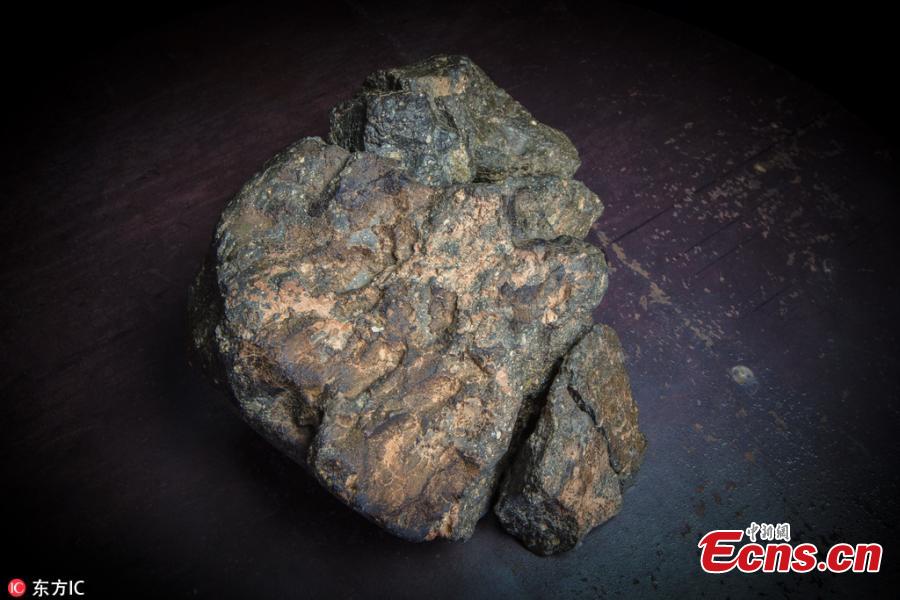 One of the largest lunar meteorites will be put up for auction in Boston later this month. The huge moon rock, which weighs just over 5.5 kilograms, is a unique specimen which crashed to Earth in 2017. The meteorite is comprised of six fragments which fit together perfectly. Known as ‘Buagaba’ or ‘The Moon Puzzle,’ it is now expected to sell for more than $500,000 as part of the Space Exploration Sale. (Photo/IC)
