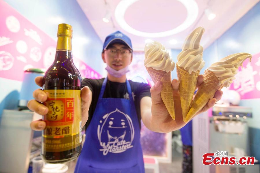 A man shows ice cream flavored with mature vinegar in Taiyuan, capital of north China\'s Shanxi Province, October 9, 2018. (Photo: China News Service/ Zhang Yun)