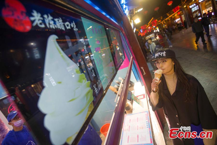 A girl tastes an ice cream flavored with mature vinegar in Taiyuan, capital of north China\'s Shanxi Province, October 9, 2018. (Photo: China News Service/ Zhang Yun)