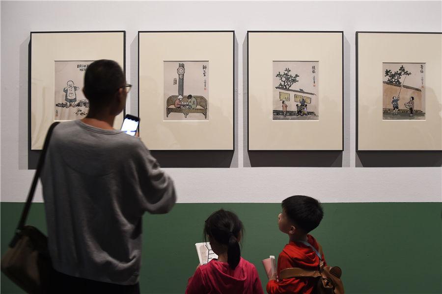People view the exhibited items at Zhejiang Art Museum in Hangzhou, East China\'s Zhejiang Province, on Oct. 10, 2018. (Photo/Asianewsphoto)