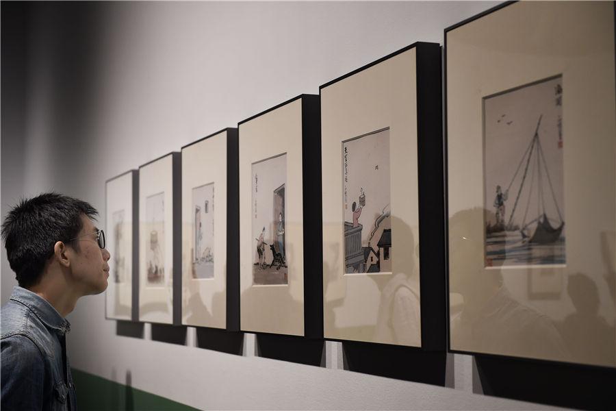 People view the exhibited items at Zhejiang Art Museum in Hangzhou, East China\'s Zhejiang Province, on Oct. 10, 2018. (Photo/Asianewsphoto)