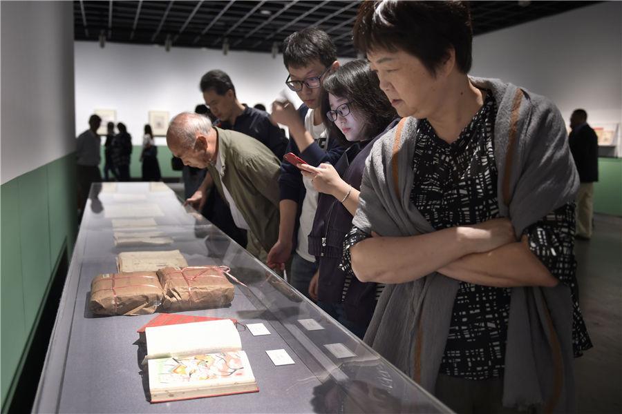 People view the exhibited items at Zhejiang Art Museum in Hangzhou, East China\'s Zhejiang Province, on Oct. 10, 2018. (Photo/Asianewsphoto)
