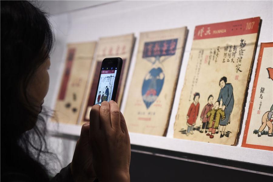 People view the exhibited items at Zhejiang Art Museum in Hangzhou, East China\'s Zhejiang Province, on Oct. 10, 2018. (Photo/Asianewsphoto)