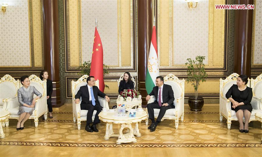 Chinese Premier Li Keqiang is welcomed by Tajik Prime Minister Kokhir Rasulzoda upon his arrival in Dushanbe, Tajikistan, Oct. 11, 2018. Li Keqiang arrived here on Thursday for an annual meeting of heads of government of the Shanghai Cooperation Organization member states and an official visit to Tajikistan. (Xinhua/Huang Jingwen)