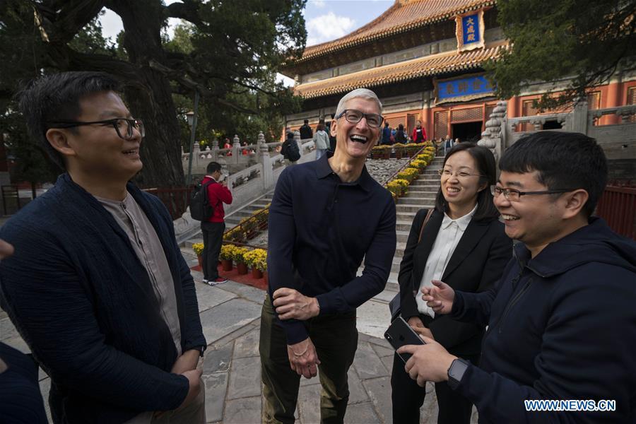 Apple\'s CEO Tim Cook (2nd, L) talks with Qu Zhangcai (1st L) and Liu Zhipeng (1st R), founders of Xichuangzhu APP, at Beijing Confucian Temple in Beijing, capital of China, on Oct. 10, 2018. Cook paid a visit to Beijing Confucian Temple and the Imperial College on Wednesday. (Xinhua/Cai Yang)