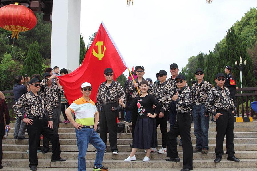 With average age of 68 years, the special model crew dressed in the same outfit strikes poses for picture. (Photo provided to chinadaily.com.cn)
These elders are also gentlemen.
Dai Liangshu, the class leader, absolutely objects to the idea that the retired old people can live free from the public rules and social morality. \