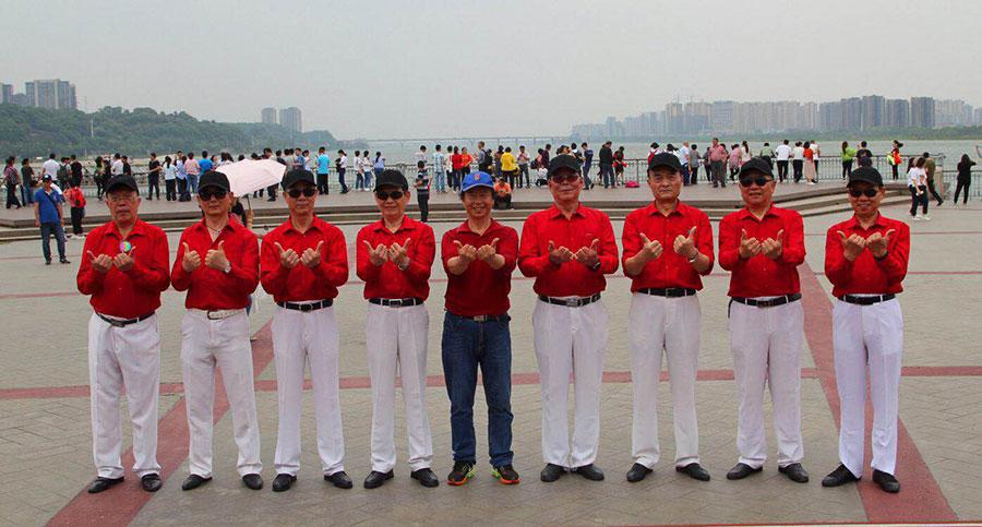 With average age of 68 years, the special model crew dressed in the same outfit strikes poses for picture. (Photo provided to chinadaily.com.cn)