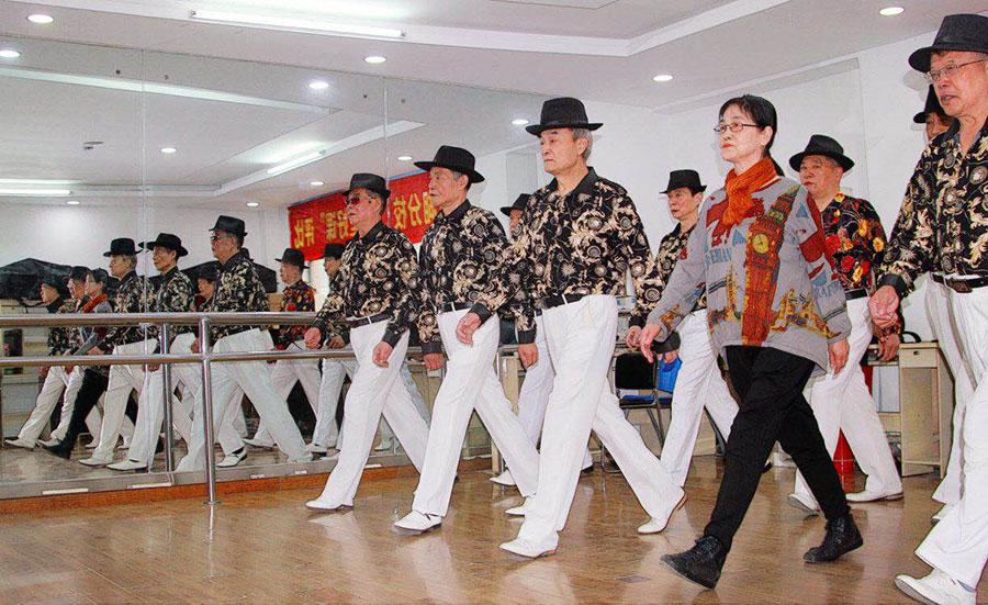 Students at an average age of 68 years old are having their fashion modeling course at a college for seniors in Wuhan, Central China\'s Hubei province. (Photo provided to chinadaily.com.cn)
Dressed in the same outfit, walking upright and confident, every time a group of amateur male models, aged 60 and above, show up, they elicit \