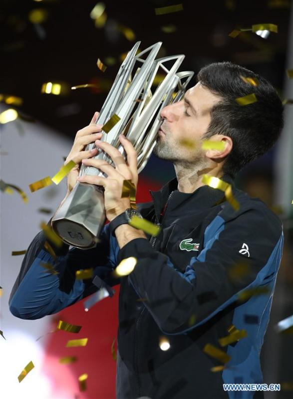 Novak Djokovic of Serbia kisses the trophy during the awarding ceremony of the men\'s singles event at 2018 ATP Shanghai Masters tennis tournament in Shanghai, east China, Oct. 14, 2018. Novak Djokovic won 2-0 in the final and claimed the title of the event. (Xinhua/Ding Ting)