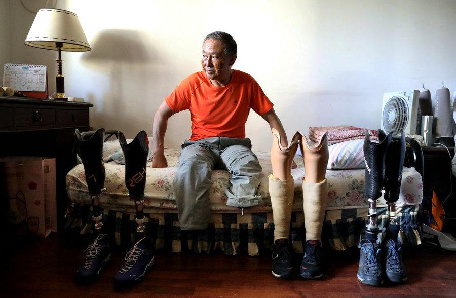 Xia rests at his home in Beijing. (Photo/China Daily)
After achieving the feat on May 14, he returned to Beijing to receive medical treatment. But over the past five months he has visited many parts of the country, giving speeches to the public about Qomolangma, the lack of oxygen there, the mountaineering equipment needed to climb it and the risks he faced.