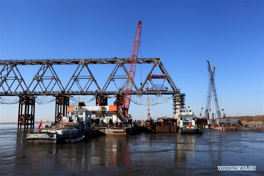 Photo taken on Oct. 13, 2018 shows the Chinese part of the China-Russia railway bridge linking city of Tongjiang in northeast China\'s Heilongjiang Province with Nizhneleninskoye in Russia. The main body of the Chinese part of the first cross-river railway bridge connecting with Russia was completed Saturday. The main bridge spans 2,215 meters, with 1,886 meters of that standing in China. Beginning construction in February 2014, the bridge has a designed annual throughput capacity of 21 million tonnes. (Xinhua/Ma Zhiyao)