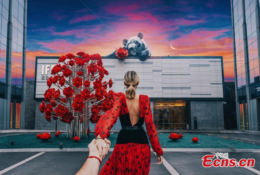 Russian artist Murad Osmann, best known for his ongoing “Follow Me To” series of works featuring his wife Nataly Osmann leading him around the world, has travelled to Southwest China’s Chongqing Municipality, presenting sweet photos with the city’s known landmarks including Hongya Cave, Hong’en Temple and International Finance Square. (Photo provided to China News Service)