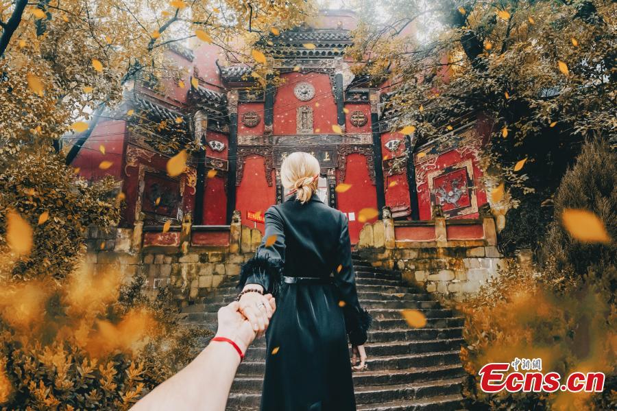Russian artist Murad Osmann, best known for his ongoing “Follow Me To” series of works featuring his wife Nataly Osmann leading him around the world, has travelled to Southwest China’s Chongqing Municipality, presenting sweet photos with the city’s known landmarks including Hongya Cave, Hong’en Temple and International Finance Square. (Photo provided to China News Service)