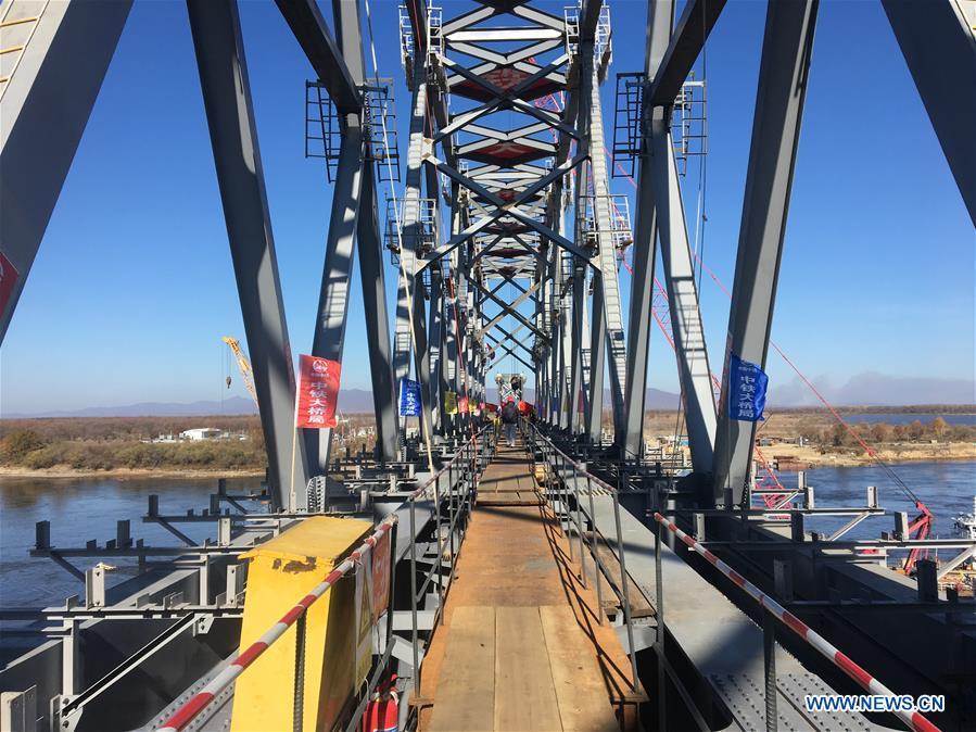 Photo taken on Oct. 13, 2018 shows the Chinese part of the China-Russia railway bridge linking city of Tongjiang in northeast China\'s Heilongjiang Province with Nizhneleninskoye in Russia. The main body of the Chinese part of the first cross-river railway bridge connecting with Russia was completed Saturday. The main bridge spans 2,215 meters, with 1,886 meters of that standing in China. Beginning construction in February 2014, the bridge has a designed annual throughput capacity of 21 million tonnes. (Xinhua/Ma Zhiyao)
