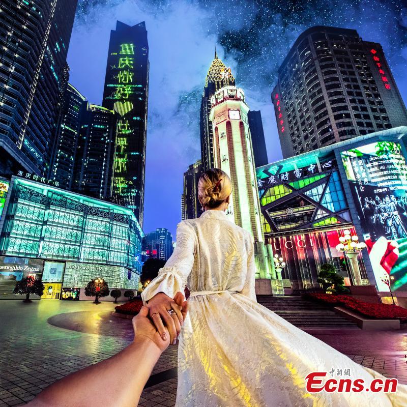 Russian artist Murad Osmann, best known for his ongoing “Follow Me To” series of works featuring his wife Nataly Osmann leading him around the world, has travelled to Southwest China’s Chongqing Municipality, presenting sweet photos with the city’s known landmarks including Hongya Cave, Hong’en Temple and International Finance Square. (Photo provided to China News Service)