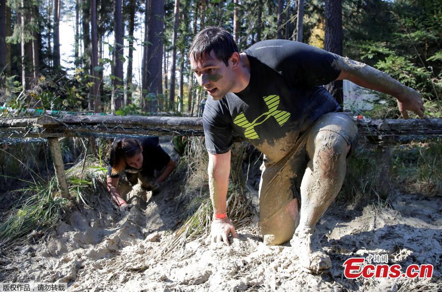 Participants compete during the \'Wild Boar Dirt Run\' (Wildsau Dirt Run) near Brand-Laaben, Austria, October 13, 2018. People took part in a hard obstacle course in three distances 5, 10 and 20 kilometers. (Photo/Agencies)
