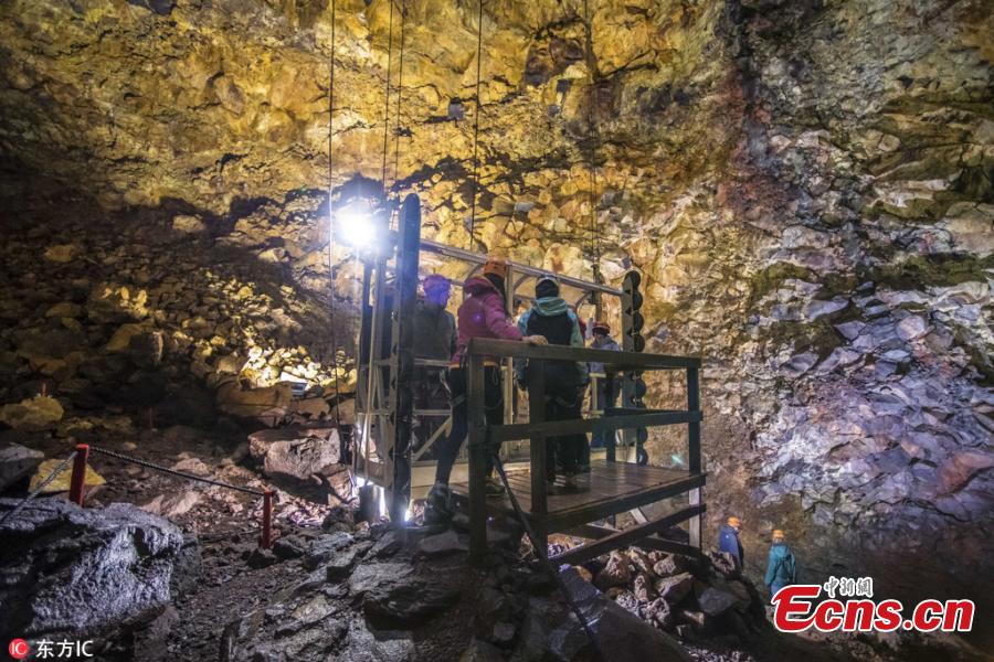 Florian Ledoux, 29, captured the images in an old magma chamber of an extinct Icelandic volcano called Thrihnukagigur. The photographer described the magical results of the eruption, which spread different-colored minerals on the cave’s walls, as a ‘jewel of Earth’. The magma chamber is often referred to as the heart of a volcano. (Photo/IC)
