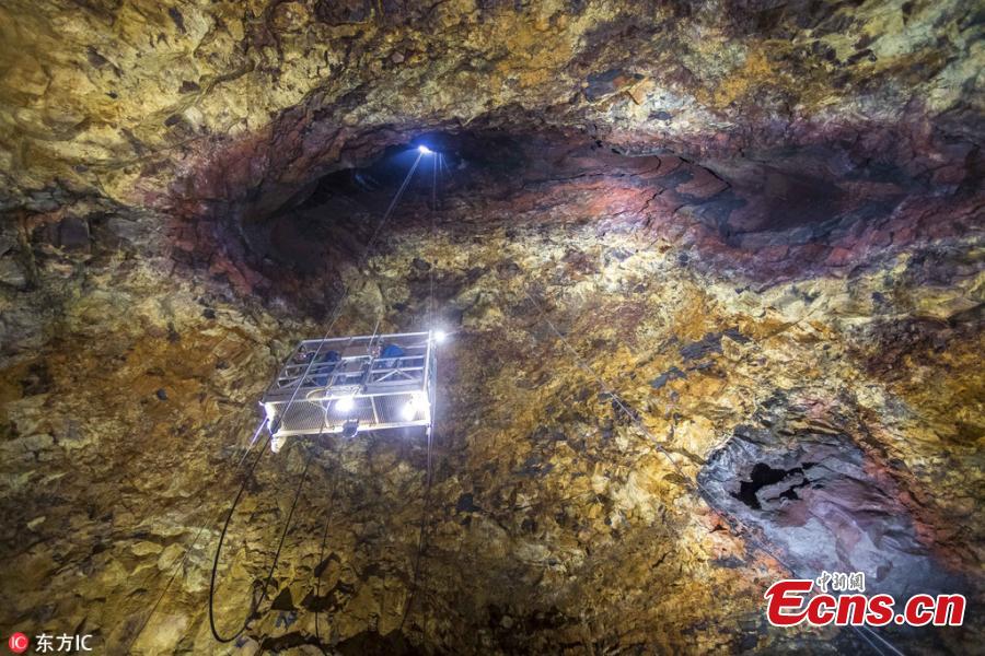 Florian Ledoux, 29, captured the images in an old magma chamber of an extinct Icelandic volcano called Thrihnukagigur. The photographer described the magical results of the eruption, which spread different-colored minerals on the cave’s walls, as a ‘jewel of Earth’. The magma chamber is often referred to as the heart of a volcano. (Photo/IC)