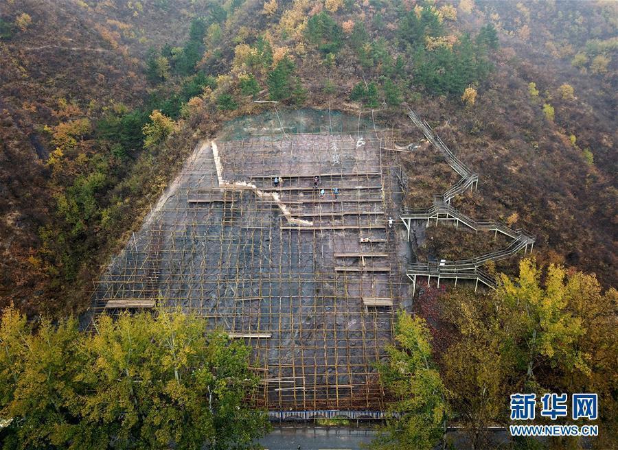 An experimental conservation effort for dinosaur footprints in Yanqing Geopark in Beijing, Oct. 15, 2018. Experts from the Petrified Forest of Lesbos in Greece, China University of Geosciences (Beijing) and Yanqing Geopark are launching a new round of experimental conservation efforts for the dinosaur footprints formed about 150 million years ago and now suffering from erosion and weathering. (Photo/Xinhua)