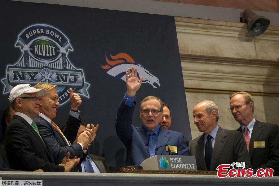 Seattle Seahawks owner and Microsoft co-founder Paul Allen (C) waves to the trading floor after ringing the opening bell at the New York Stock Exchange in New York, U.S., January 30, 2014. Microsoft Corp co-founder Paul Allen, the man who persuaded school-friend Bill Gates to drop out of Harvard to start what became the world’s biggest software company, died on Monday at the age of 65, his family said. (Photo/Agencies)