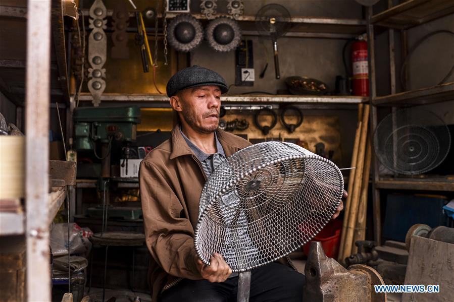 A craftsman makes daily use articles in Kashgar City, northwest China\'s Xinjiang Uygur Autonomous Region, Oct. 16, 2018. The ancient oasis city of Kashgar, in the westernmost part of China near the border with Kyrgyzstan, Tajikistan, Afghanistan, and Pakistan, was an important staging post on the original Silk Road and has been revitalized as a bustling hub of business and different cultures. (Xinhua/Hu Huhu)