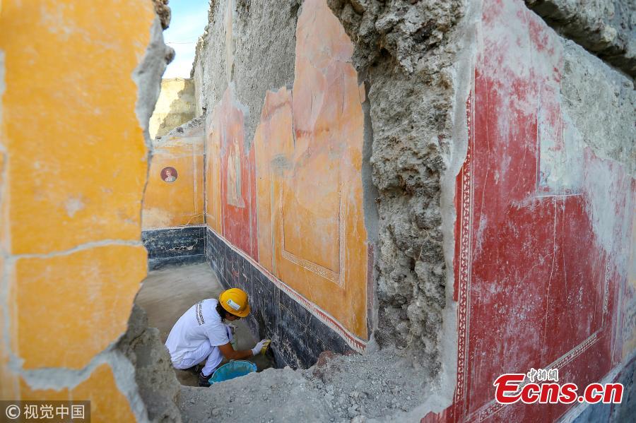 A restorer working on frescos in the House with Garden, a new excavation in the Regio V of the Pompeii excavations in Italy, Oct. 16, 2018. (Photo/VCG)