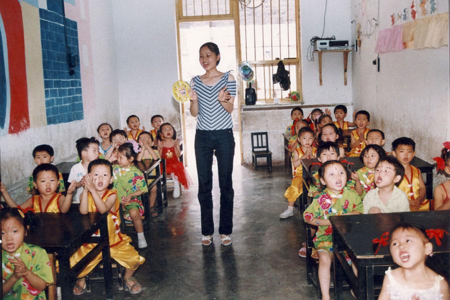 Zheng Ruishun, 78, an amateur photographer in Fengdu county in Chongqing, has been recording the changes in his hometown since China\'s reform and opening up in 1978. (Photo provided to chinadaily.com.cn)